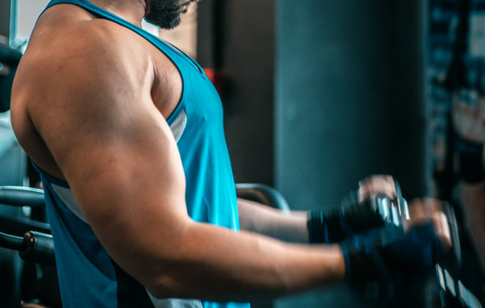 Douleurs au coude en musculation : comment les reconnaître et les prévenir