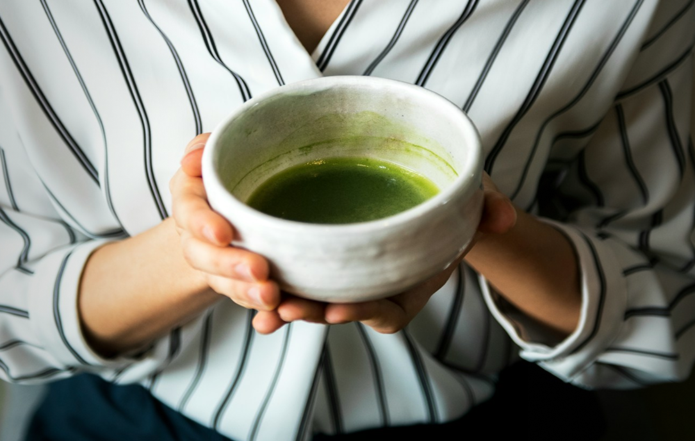 Comment boire le matcha : chaud ou froid ?